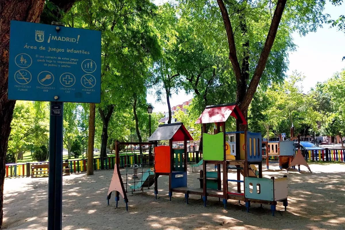 El área de juegos infantiles del Parque de San Isidro, con casitas de madera y toboganes