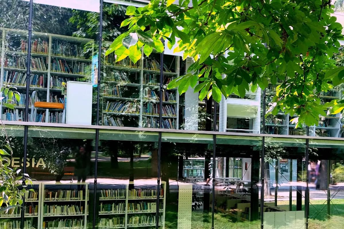 La fachada de cristal de la biblioteca Eugenio Trías, en el Retiro