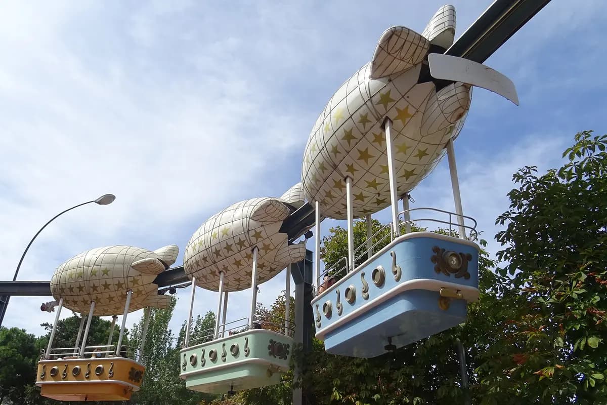 Las góndolas del Zeppelin, una atracción del Parque de Atracciones de Madrid