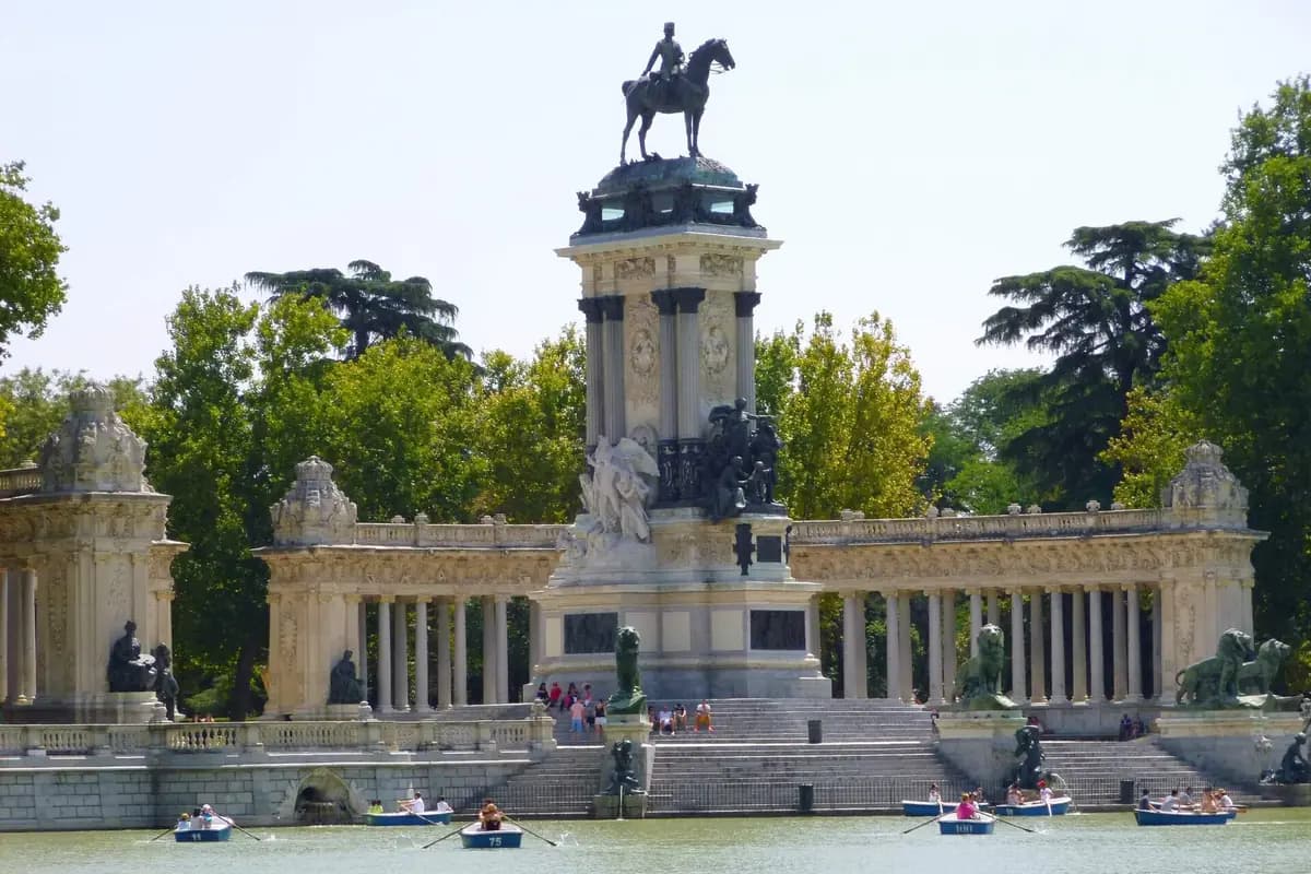 El estanque del Retiro con barcas y el monumento a Alfonso XII