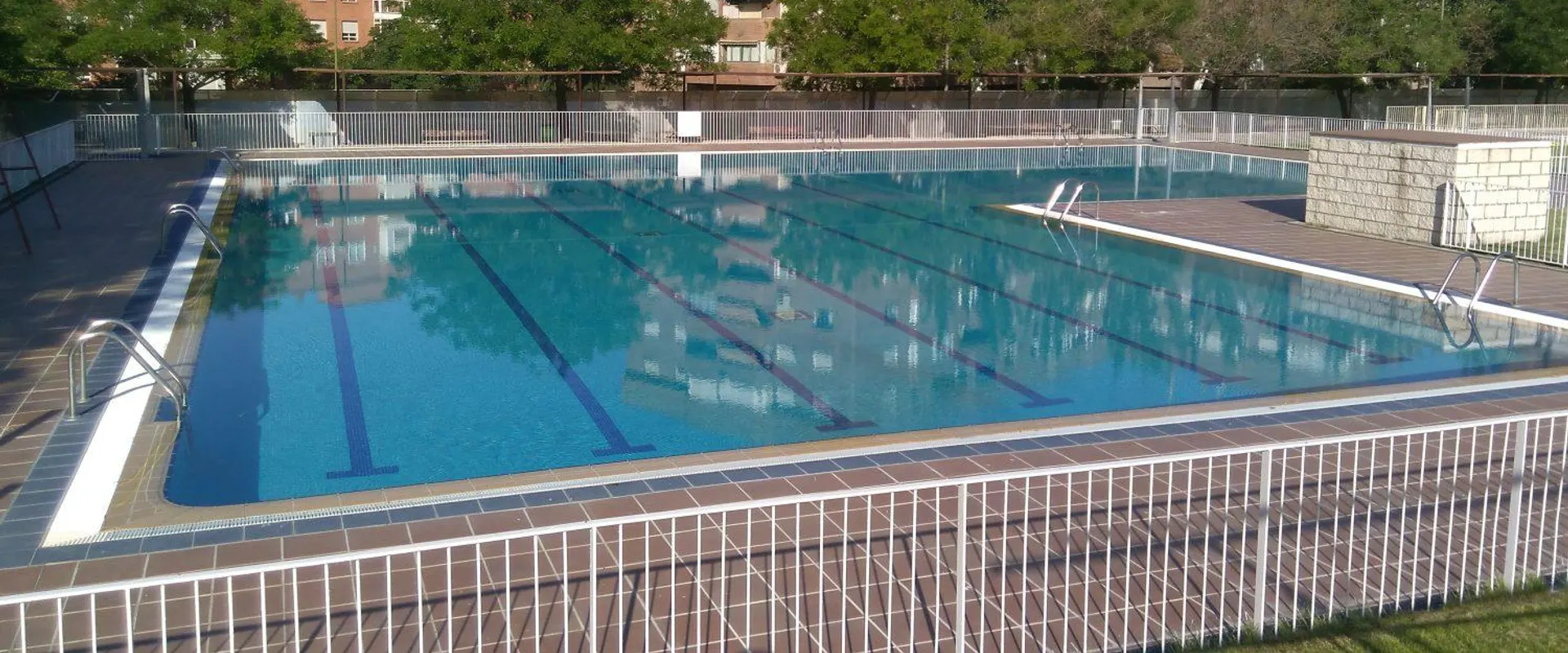 Piscina de verano del Centro Deportivo Municipal Peñuelas, en Arganzuela