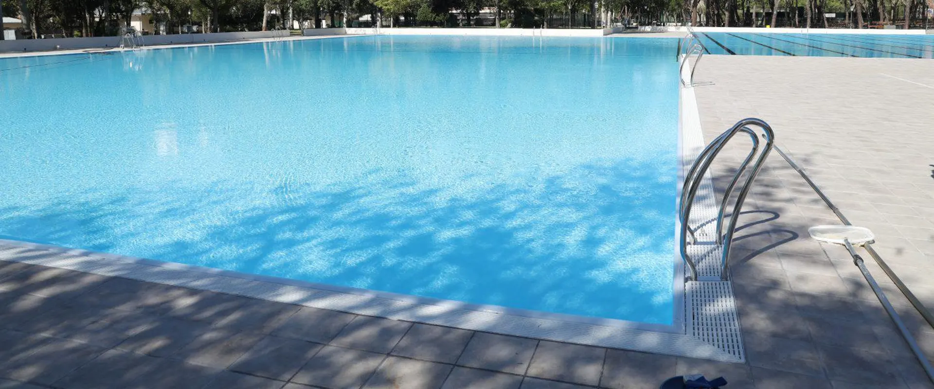 Piscina de verano del Centro Deportivo Municipal Aluche, en Latina