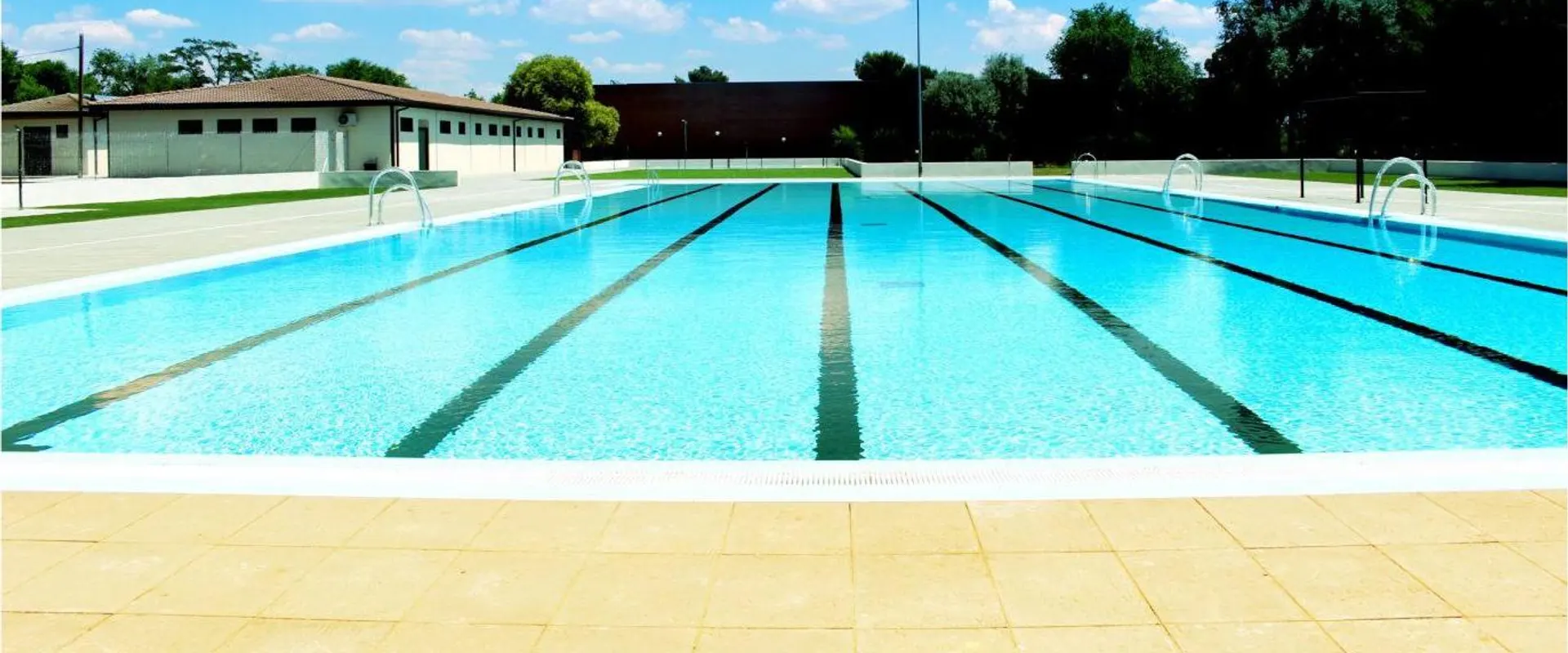 Piscina de verano del Centro Deportivo Municipal Entrevías, en Puente de Vallecas